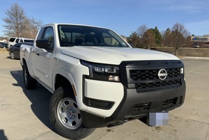 Nissan Frontier S Deluxe Premium, SUV de Cabina Extendida con Tracción en las Cuatro Ruedas y Asientos de Cuero - Product Image 3