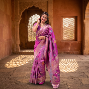 Sari en soie Banarasi violet avec motifs floraux et bordure Zari pour femmes, tenue de mariage, sari indien traditionnel - Product Image 4