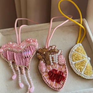 Porte-clés perlé personnalisé fait main, durable et écologique, avec logo, breloque de sac personnalisée, anneau à pompon, idée cadeau pour femmes et hommes - Product Image 1