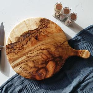 Bandeja Redonda para Pizza Hecha a Mano con Asa, Antideslizante, Resistente al Agua, Tabla de Cortar de Madera, Apta para Lavavajillas, Ecológica - Product Image 1