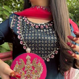 Conjunto de Traje Salwar Kameez de Seda de Diseñador, Talla XL, Bordado con Hilo Zari y Lentejuelas para Bodas - Product Image 1