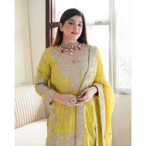 Magnifique ensemble Top-Gharara et Dupatta avec broderie lourde et travail de sequins pour vêtements indiens et pakistanais - Product Image 4