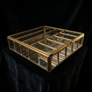 Organisateur de bijoux en verre avec cadre en laiton, base miroir, design rectangulaire, 10x10x2 pouces, pour rangement et présentation, multi-compartiments - Product Image 5