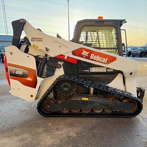 Cargadora de orugas pesada Bobcat T86 con entrega rápida disponible, transmisión eficiente y potente salida hidráulica - Product Image 1