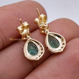 Vente en gros de boucles d'oreilles pendantes en or jaune 14 carats avec émeraudes rondes et en forme de poire naturelles, Memoria Jewels - Product Image 5