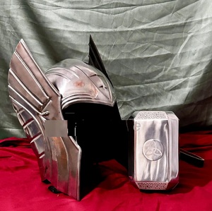 Réplica de Casco de Guerrero Plateado con Martillo |   Armadura de Acero Inoxidable para Cosplay de Personajes de Cine y Televisión, Coleccionable - Product Image 1
