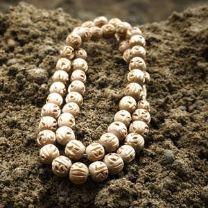 Cuentas Sueltas de Madera Natural de Tulsi con Grabado de Radha, Cuentas Mala, Joyería Espiritual, Suministros para Oración y Artesanía, Colección al por Mayor - Product Image 3