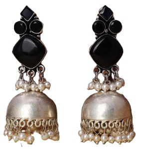 ต่างหูทรงระฆังประดับเพชรซิร์คอน ตัวเรือนทองเหลืองชุบเงินโบราณแบบออกซิไดซ์ สไตล์จุมก้า เครื่องประดับอินเดียแบบดั้งเดิม - Product Image 1