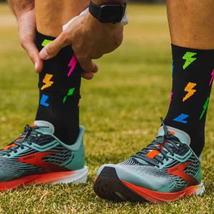 Chaussettes de sport mi-mollet absorbantes pour hommes et femmes avec logo personnalisable pour l'automne-hiver (logo positionné sur le dessous) - Product Image 5