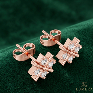 . Pendientes de barra cruzada Annaliese de lujo con diamantes de laboratorio de corte redondo brillantes, barras metálicas y elegantes pendientes de oro. - Product Image 3