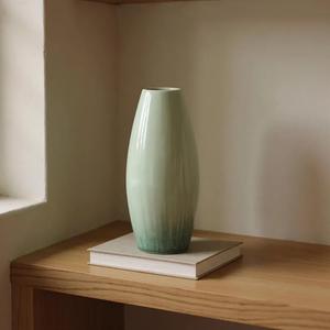 แจกันเซรามิกตกแต่งระดับพรีเมียม ผิวเคลือบเรียบหรู รูปทรงเพรียวบาง สวยงาม เหมาะสำหรับตกแต่งโต๊ะในห้องนั่งเล่นสไตล์โมเดิร์น - Product Image 1