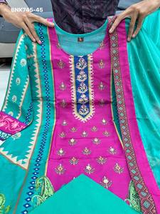 Vêtements traditionnels indiens de haute qualité pour occasions spéciales, en soie Bery avec broderies à la main, haut et pantalon avec dupatta, fournisseur de Surat. - Product Image 6