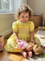 Robe d'été haut de gamme faite main pour enfants, style anglais, motif géométrique, jaune smocké, respirante, superposée, longueur genou, manches bouffantes, ODM