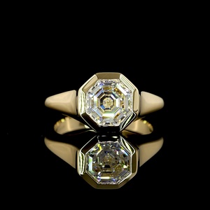 Bague de fiançailles solitaire en or jaune 18 carats avec diamant de laboratoire octogonal de 2 carats certifié IGI, sertie d'une monture octogonale complète - Product Image 1