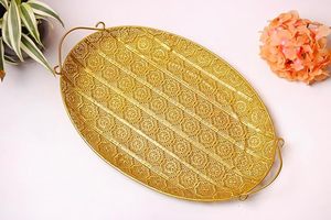 Bandeja ovalada con diseño en relieve de metal dorado y asa para uso en restaurantes, hoteles y bodas. - Product Image 6