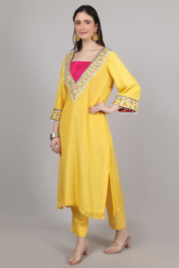 Elegante conjunto de kurta y pantalón para mujer, estilo diseñador, en colores amarillo y rosa, con adornos de cuentas y lentejuelas. - Product Image 5