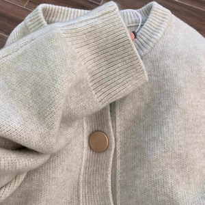 Cardigan en tricot minimaliste à col rond avec gros boutons – Veste d'hiver à manches longues, coupe ample, couleur unie pour femme - Product Image 2
