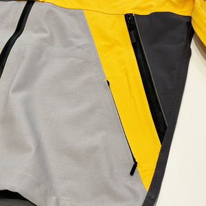 Chaqueta funcional con capucha para hombre, resistente al agua. - Product Image 6