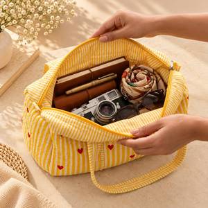 Bolsa de Viaje de Lona Acolchada con Rayas Amarillas y Corazones Rojos, con Cierre - Product Image 3