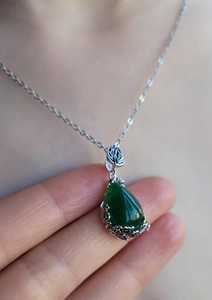 Collier pendentif en forme de larme style jade vert, plaqué or, argent sterling, vintage, minimaliste, bijoux de fiançailles, cadeau pour elle - Product Image 2