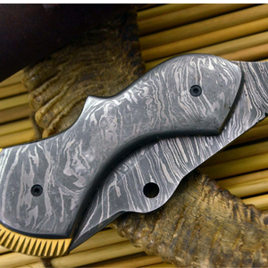 Cuchillo de Camping de Acero de Damasco con Hoja Serrada de Punta Caída, Mango Personalizado y Funda de Cuero. OEM Disponible. - Product Image 4