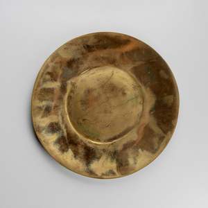 Assiette de présentation dorée vintage en métal de 13 pouces, ronde, pour banquets, avec bord floral en relief - Product Image 4