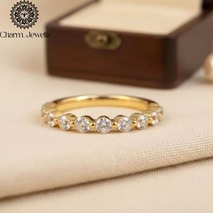 Bague d'éternité de fiançailles pour femme Charm Jewells plaquée or 22 carats avec moissanite taille coussin sertie à griffes, classique, certifiée IGI - Product Image 1