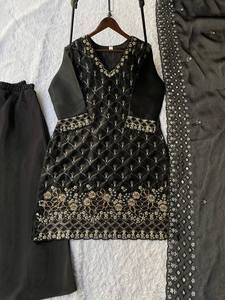 Conjunto de Top, Sharara y Dupatta de Diseño Premium con Bordado de Lentejuelas, Totalmente Cosido, Listo para Usar, Ideal para Fiestas, Venta al Por Mayor - Product Image 4