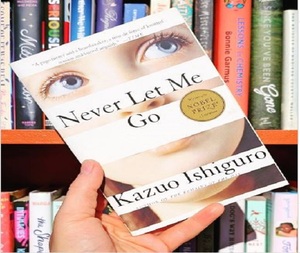 อย่าปล่อยฉันไปไหนเลย โดย คาซึโอะ อิชิกุโระ หนังสือปกอ่อนขายดีสำหรับผู้ใหญ่ - Product Image 1