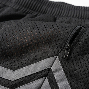 Pantalones Cortos Deportivos de Malla Negra Personalizados para Hombre con Franja Lateral, Cintura Elástica, Tejido de Punto de Secado Rápido, Corte Medio - Product Image 6