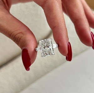 Bague Trilogie Premium en Or Massif 14k/18k avec Diamant de Laboratoire Taille Radiant 5 Carats E VVS2 et Pierres Latérales Baguette Affûtées pour Fiançailles - Product Image 3