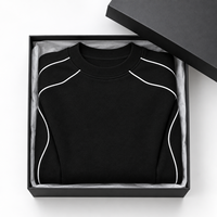 Sweat-shirt réfléchissant surdimensionné avec détails de piping réfléchissant, tissu doux, coupe décontractée et style streetwear moderne.