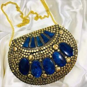 Bolso de Mano de Lujo para Mujer con Acabado Plateado Antiguo, Elegante Accesorio de Moda con Cristales - Product Image 2