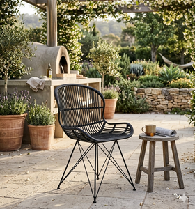 Chaise de salle à manger moderne en rotin PE noir, résistante aux intempéries, avec pieds en métal géométriques, pour terrasse extérieure et jardin - Product Image 6