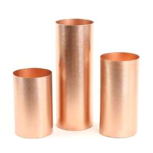 Ensemble de 3 vases cylindriques en métal brossé or rose de luxe, modernes, pour table, pour événements et hôtels - Product Image 1
