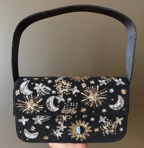 Bolso de mano hecho a mano con cuentas, diseño de luna y estrellas celestiales en negro, bolso de mano bordado para mujer, accesorio, bolso de hombro con cuentas. - Product Image 1