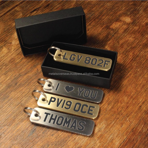 Llavero de Acero Inoxidable Grabado Personalizado con Placa de Matrícula Vintage, Estilo Placa de Coche, Hecho a Mano, Impermeable - Product Image 3