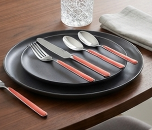 Ensemble de couverts modernes avec manches en plastique rouge et têtes argentées, compatibles lave-vaisselle, pour usage quotidien et réceptions. - Product Image 5
