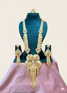 ชุดเครื่องประดับทองชุบ 24k จาก MOLL JEWELLERS สร้อยคอยาวทันสมัย พร้อมจี้รูปดอกไม้ขนาดใหญ่ ต่างหูแบบจุมก้า แหวนประดับเพชรซิร์คอน เหมาะสำหรับเจ้าสาวในงานแต่งงาน - Product Image 4