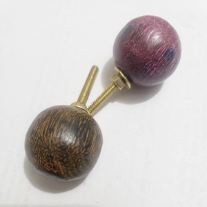 Lot de 2 poignées de tiroir en bois naturel faites à la main, motif grain de bois de chêne lisse - Product Image 1