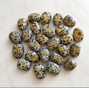 Ensemble de 25 runes Futhark en jaspe dalmatien sculptées à la main, pour la guérison par le Reiki, la divination, l'équilibre des chakras et le Feng Shui - Product Image 4