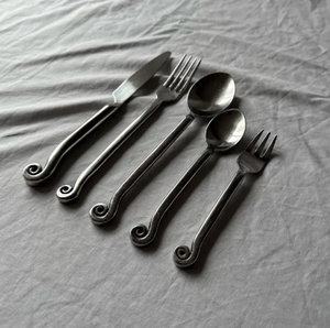 Ensemble de couverts noir mat au design minimaliste, vaisselle personnalisée pour mariage, compatible lave-vaisselle, couverts en métal - Product Image 2