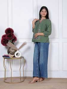 Haut court tendance pour femme en organza brodé vert sauge, col en V et détails boutonnés, idéal pour les jeans, 100 % coton - Product Image 2