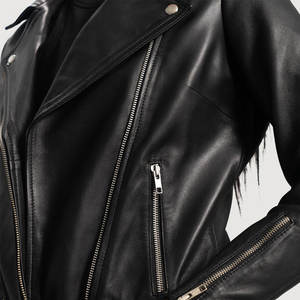 Chaqueta de cuero sintético negra para mujer, estilo motero clásico, corte ajustado, con cierre de cremallera y cuello alto acolchado, a la moda. - Product Image 6