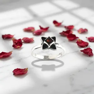 Anillo de Plata de Ley 925 con Granate Rojo en Forma de Estrella, Engaste de Bisel, Anillo Minimalista con Gema para Uso Diario - Product Image 5