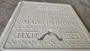 Tapa de alcantarilla cuadrada de FRP gris de 21x21 con diseño de bisagra, superficie antideslizante, impermeable y con características ecológicas para mayor seguridad - Product Image 5