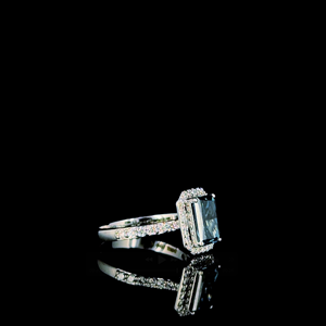 Anillo Clásico con Halo de Diamantes y Esmeralda, con Banda con Incrustaciones Brillantes, Joyería de Lujo para Ella - Product Image 3