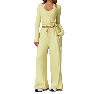 Conjunto Deportivo de 3 Piezas para Mujer: Top Corto de Manga Larga con Cuello Halter, Pantalones Palazzo Anchos con Cordón Ajustable, 90% Nailon, 10% Elastano - Product Image 1