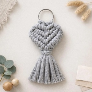 Porte-clés en macramé artisanal en forme de cœur, objet décoratif bohème, pendentif en corde multicolore, cadeau idéal pour la Saint-Valentin - Product Image 2