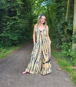 Combinaison en coton tie-dye pour femme, col à bretelles, style bohème moderne, coupe ample, jambe large, tenue décontractée élégante - Product Image 4